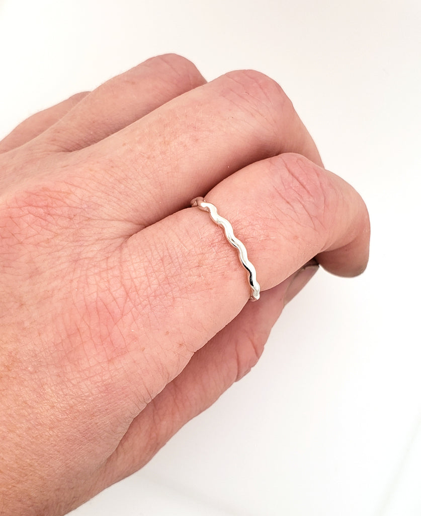 small thin ring with waves